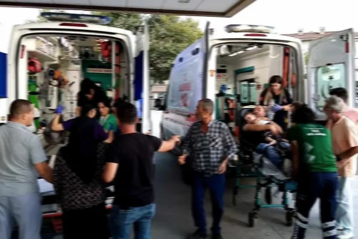 İki otomobil kafa kafaya çarpıştı: Çok sayıda yaralı var