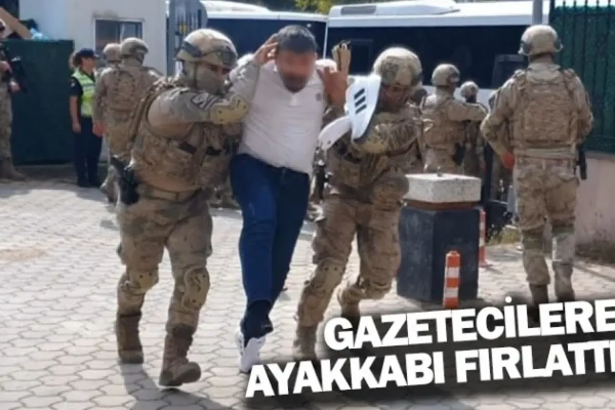 Gazetecilere ayakkabı fırlattı