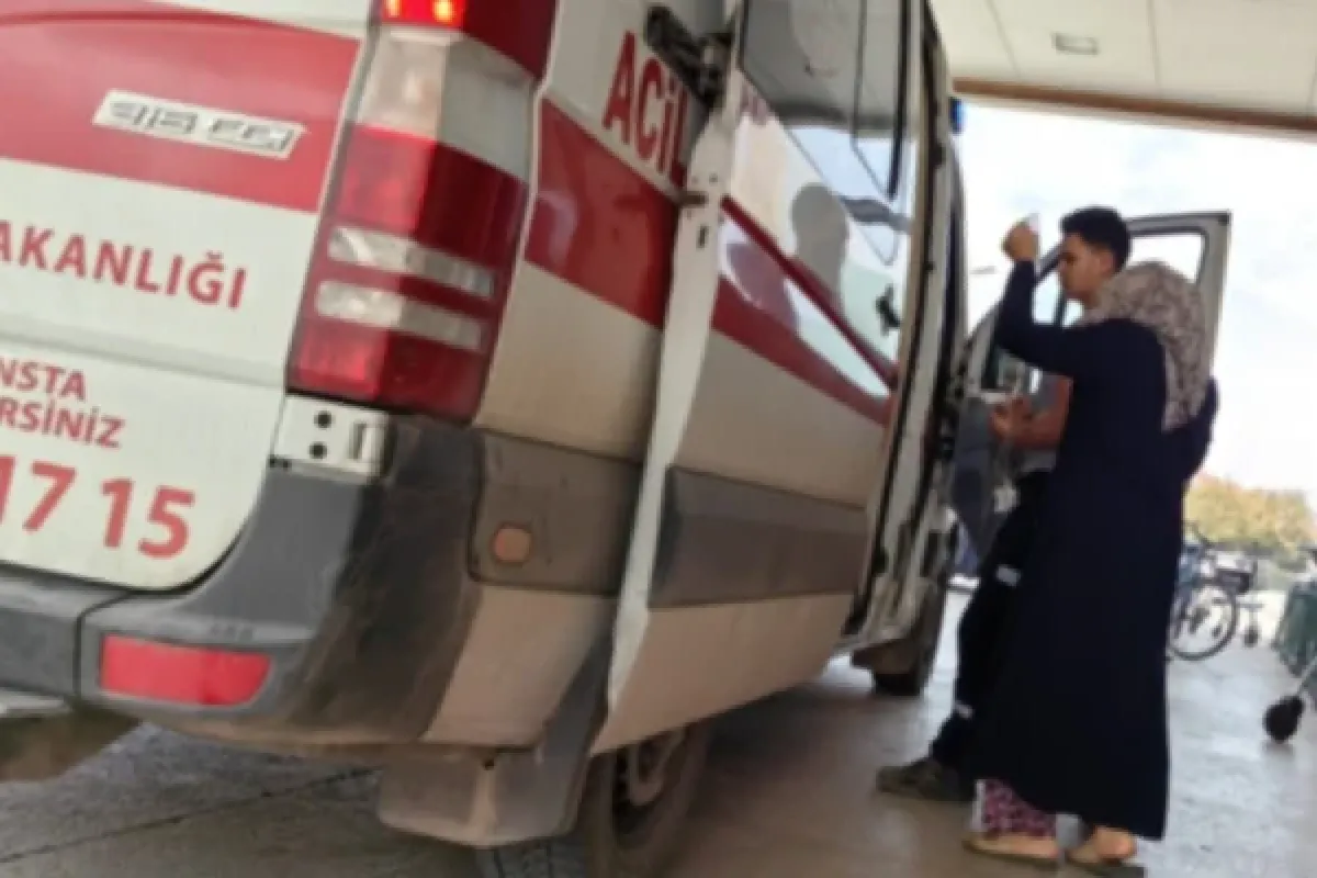 Odun keserken kendini yaraladı