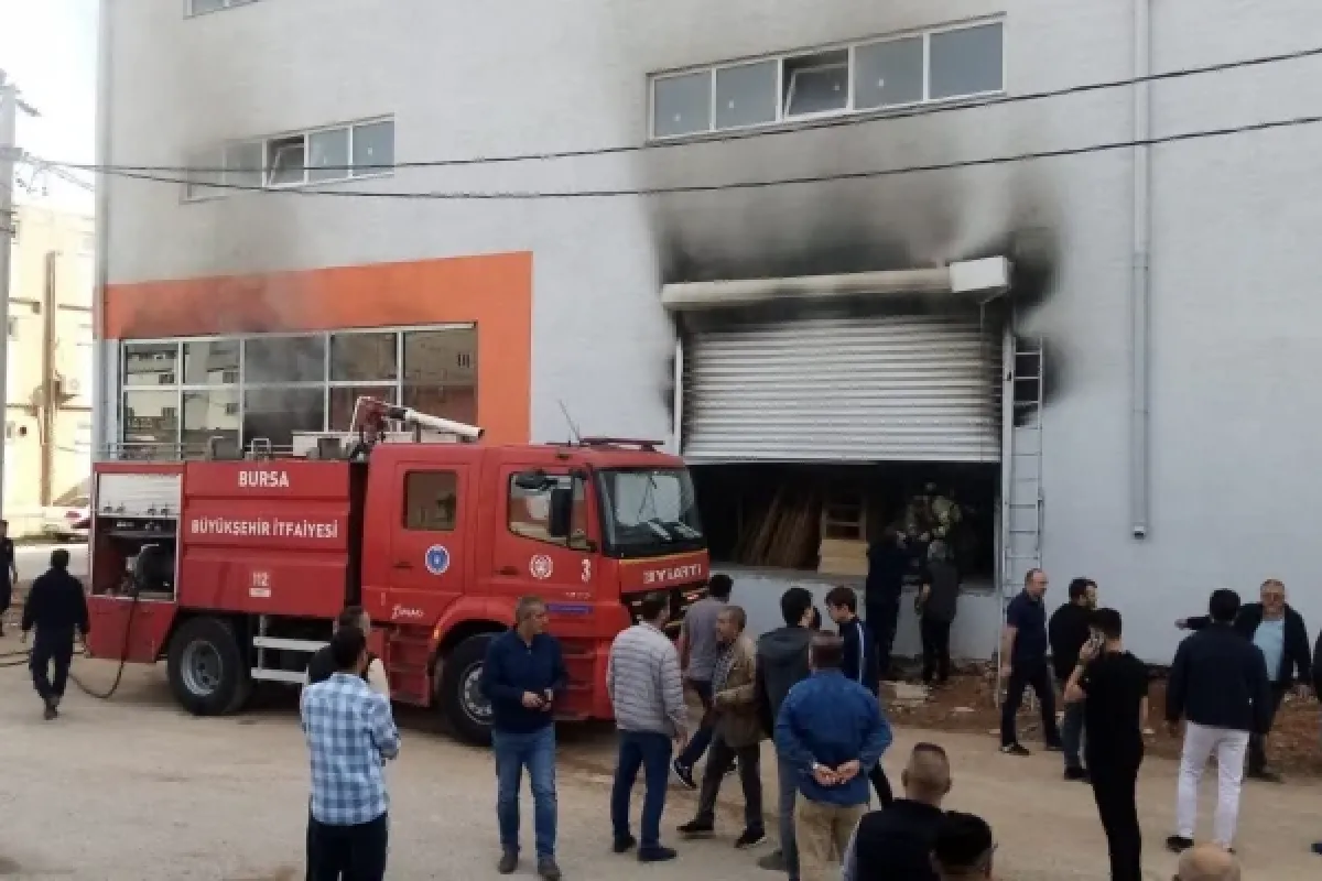 Mobilya imalathanesinde yangın