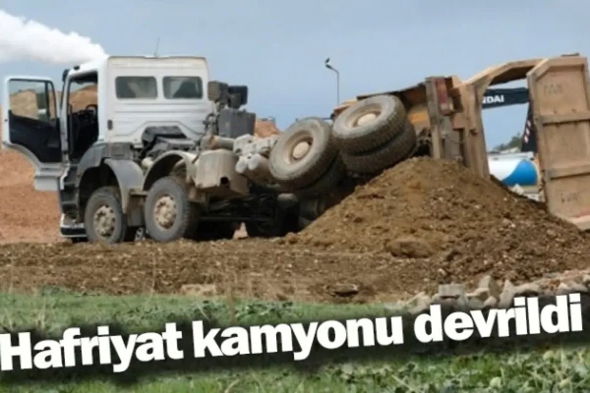 Hafriyat kamyonu devrildi