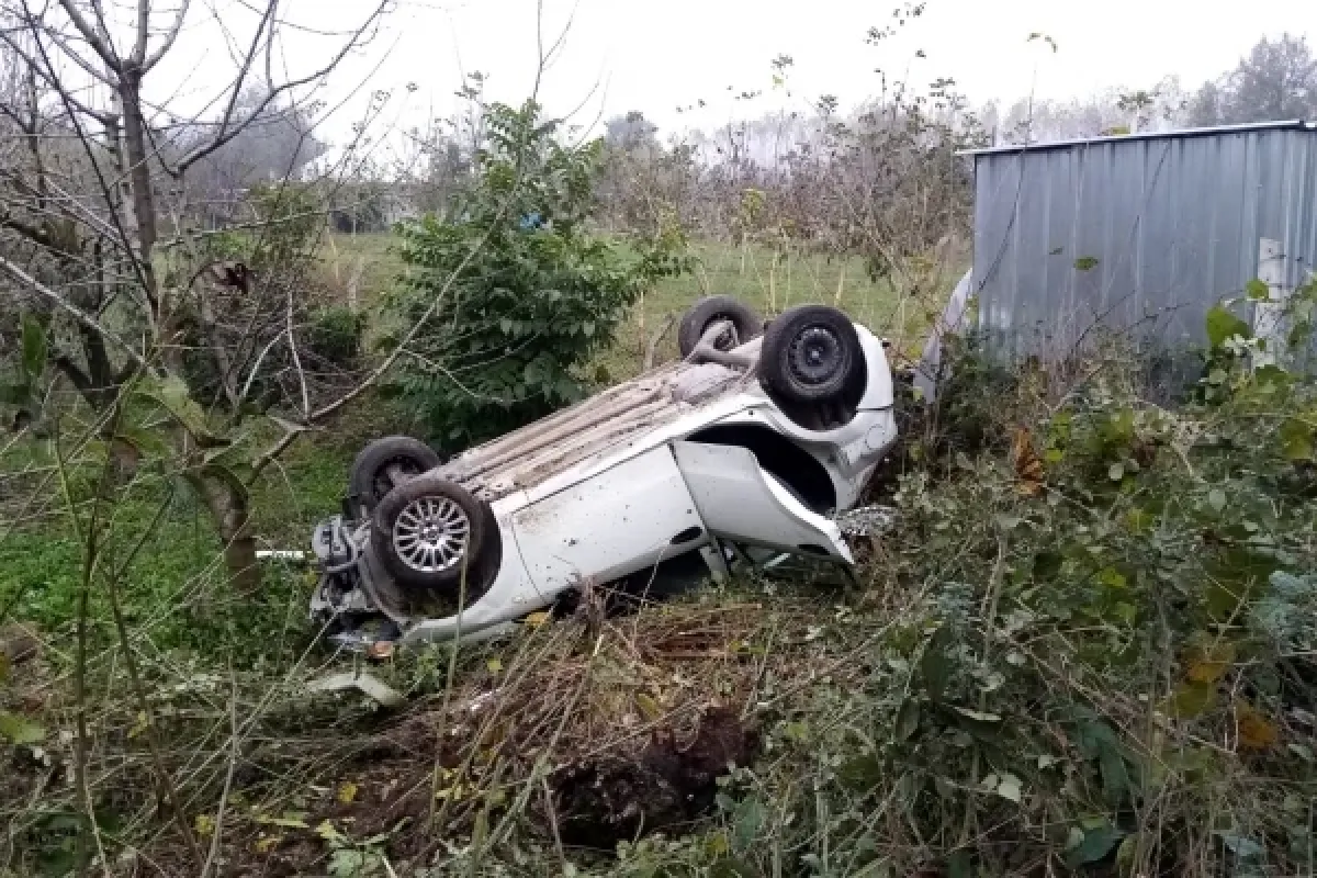 Otomobil tarlaya uçtu!