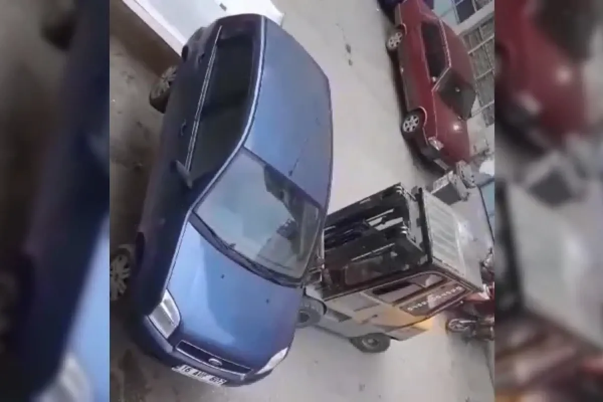 İşyeri girişine park edilen aracı forkliftle kaldırdılar