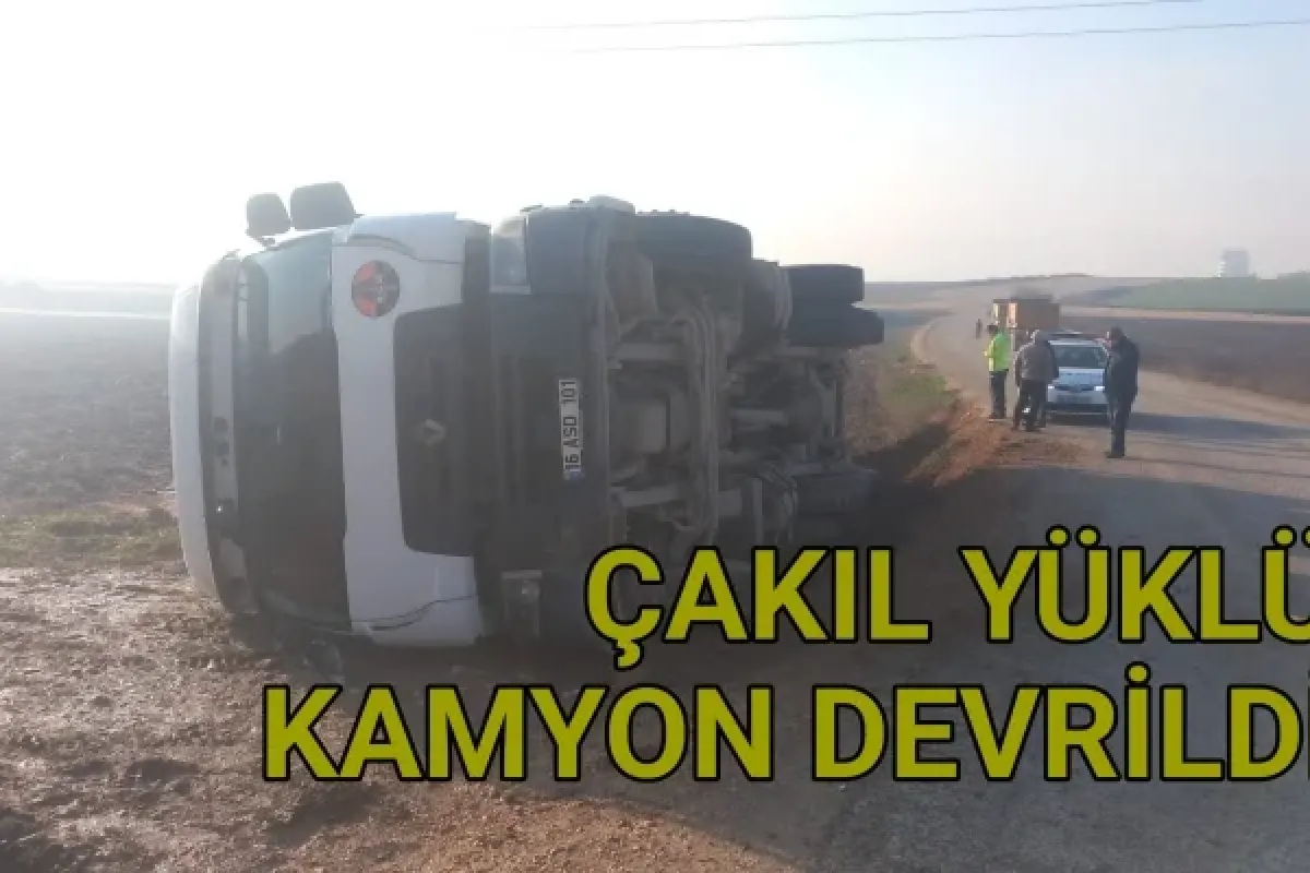 Çakıl yüklü kamyon devrildi
