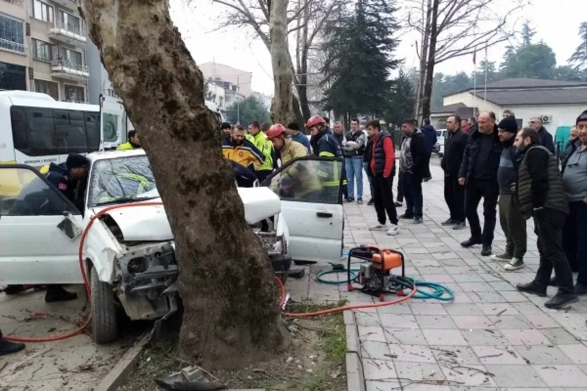 İnegöl'de feci kaza! Sürücü ağır yaralandı