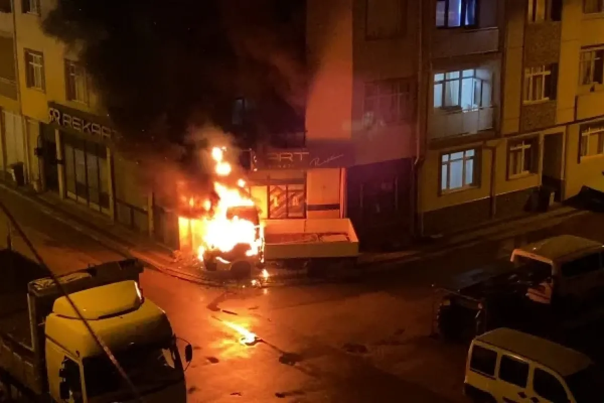 Park halindeki araç alev alev yandı
