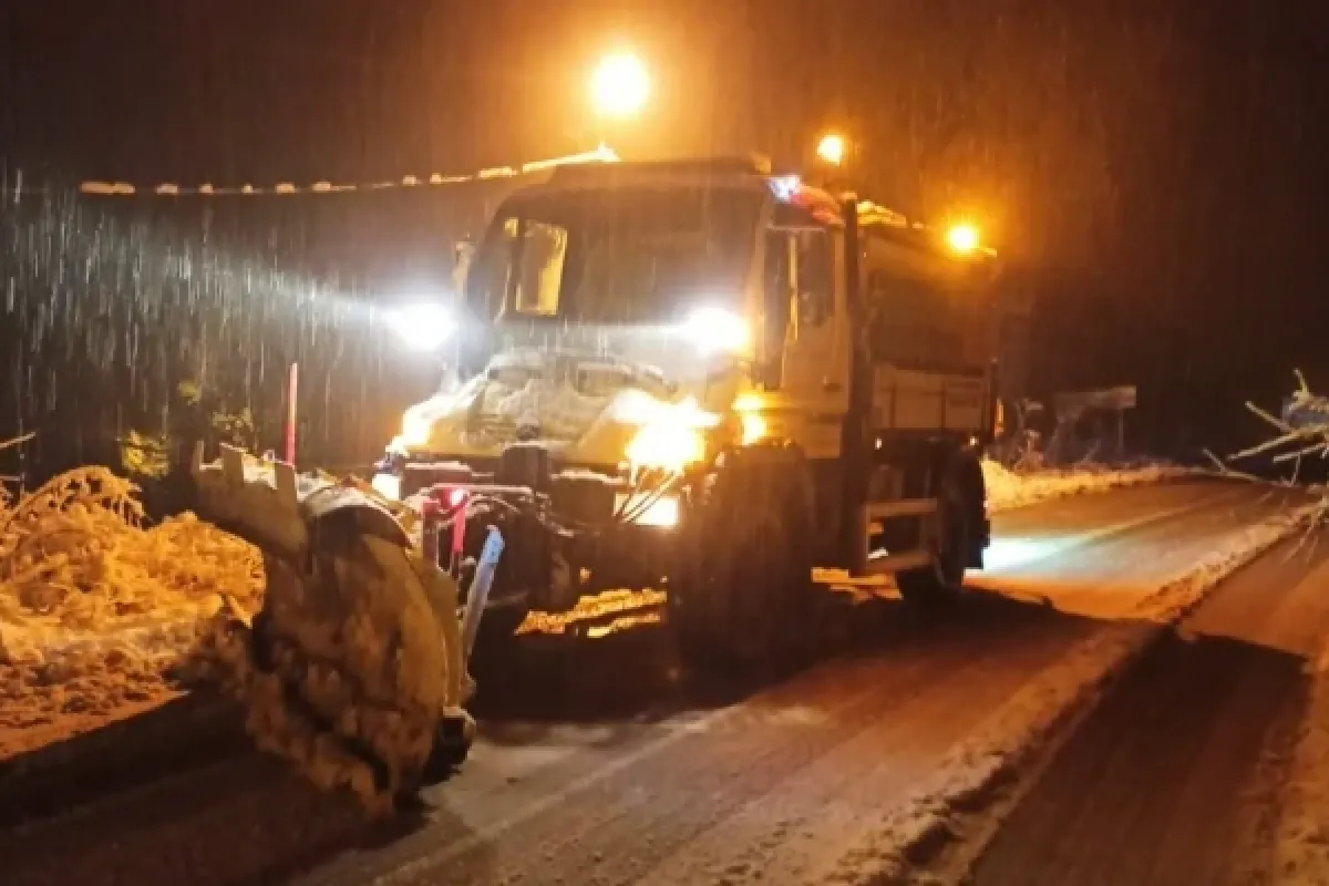 İnegöl'de kar mesaisi... Kapanan yollar açılıyor