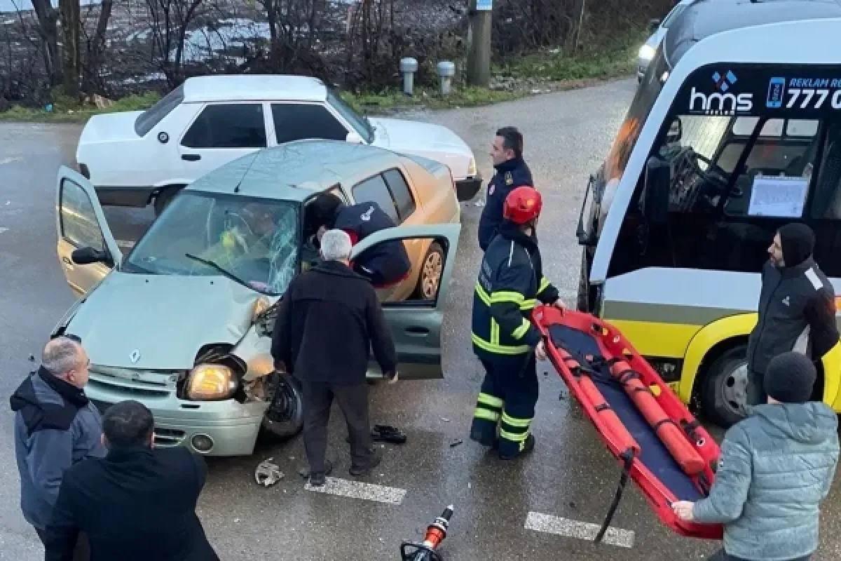 Korkutan kaza... Sürücü araçta sıkıştı!