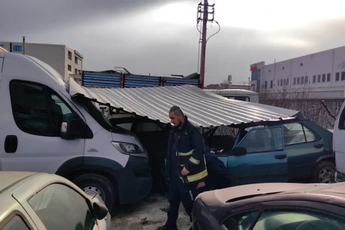 İnegöl'de uçan çatı araçların üzerine düştü
