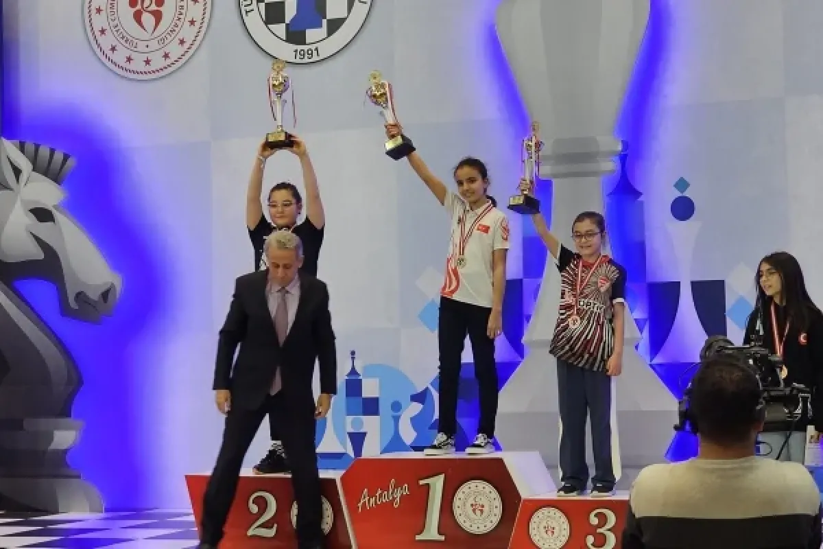 İnegöllü Zeynep Sönmez, satrançta Türkiye üçüncüsü oldu