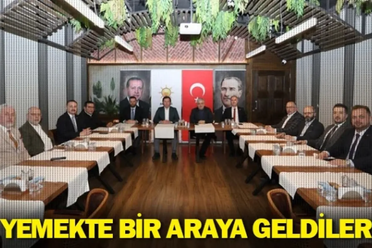Yemekte bir araya geldiler