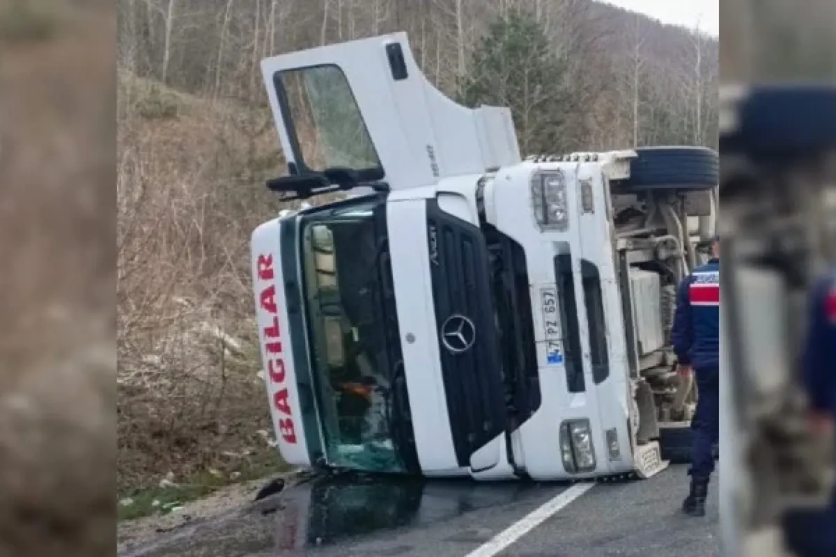 İplik yüklü TIR devrildi