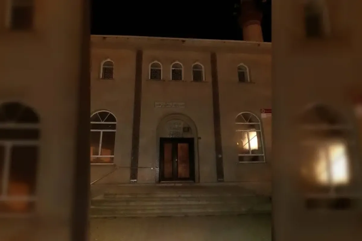 Cami var imam yok!