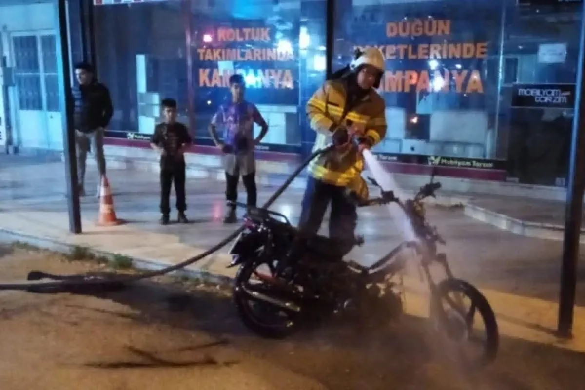 Alev alan motosikletten atlayıp kurtuldu
