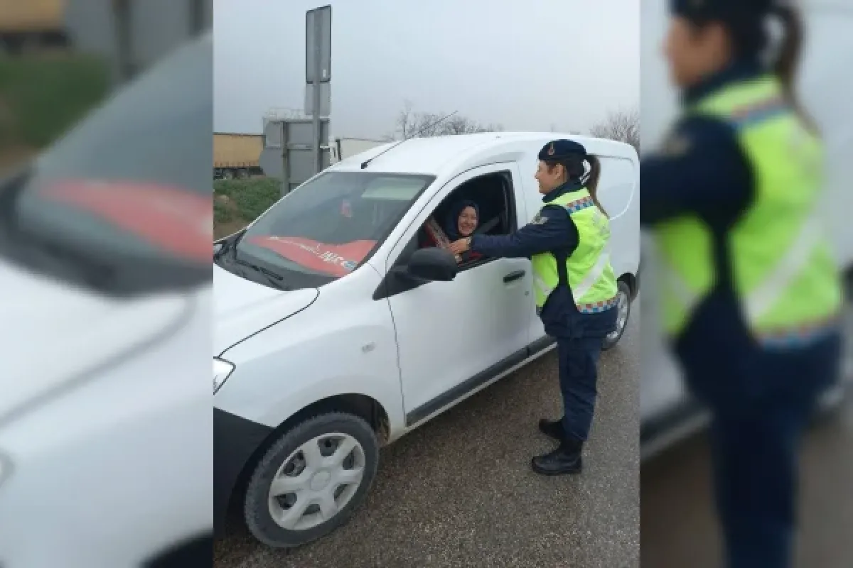 TRAFİK JANDARMALARI KADINLAR GÜNÜNÜ ÇİÇEKLERLE KUTLADI