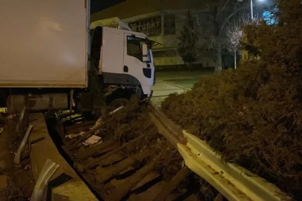 Seyir halinde lastiği patlayan kamyon kaza yaptı