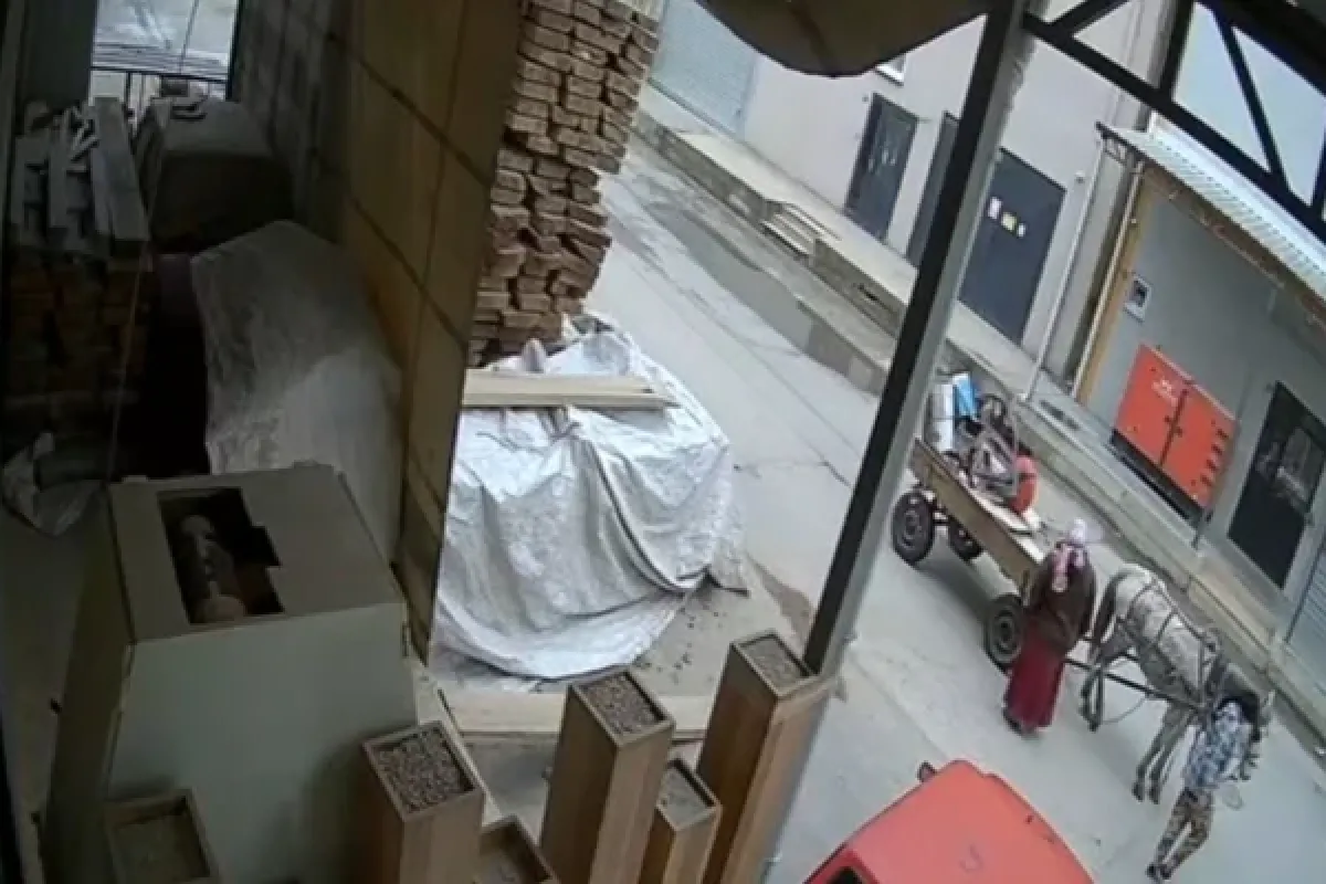 İnegöl'de at arabalı hırsızlar kamerada!