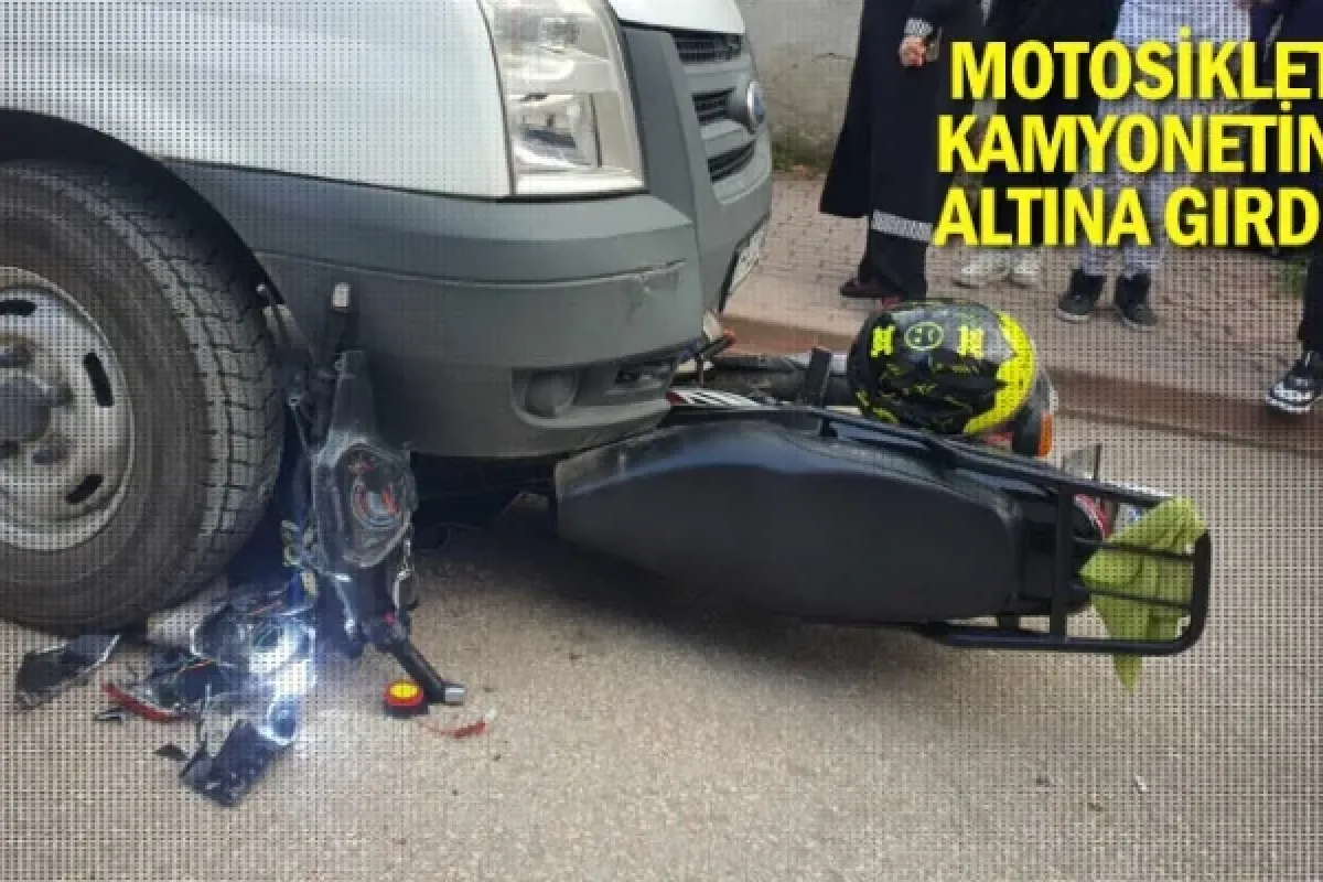 Motosiklet kamyonetin altına girdi