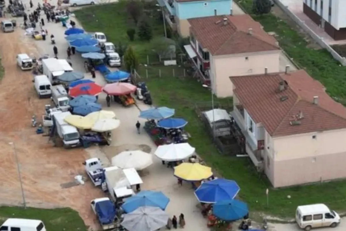 Cumhuriyet Mahallesi Semt Pazarı Kurulmaya Başladı