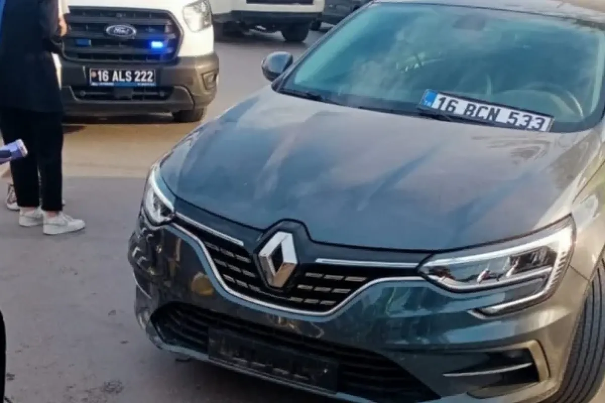 Motosikletli gençler kazada yaralandı