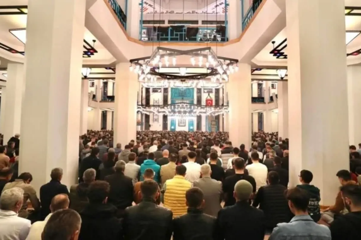 Camiler Kadir Gecesi’nde doldu taştı