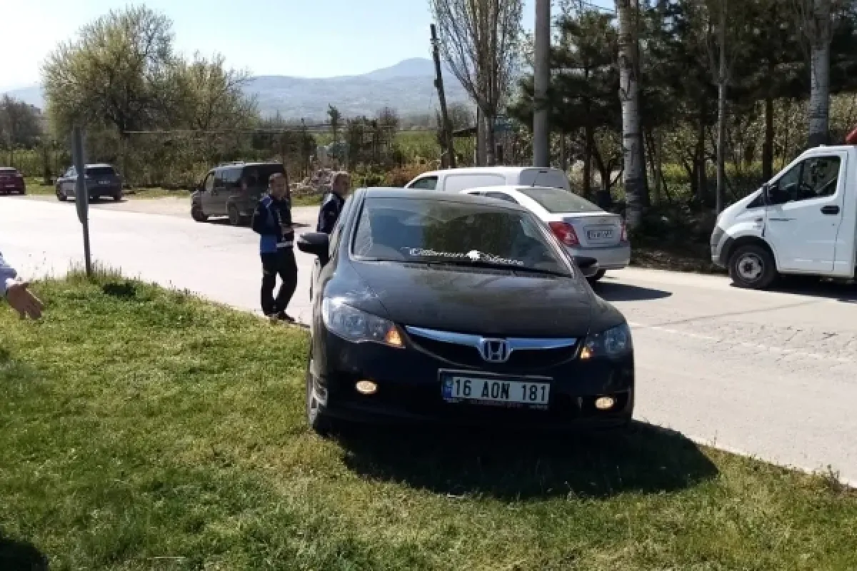 Kontrolden çıkan otomobil refüje çıktı