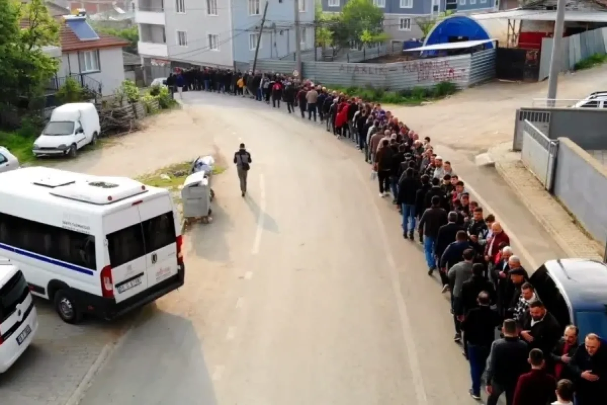 İnegöl'de 1 kilometrelik bayramlaşma kuyruğu