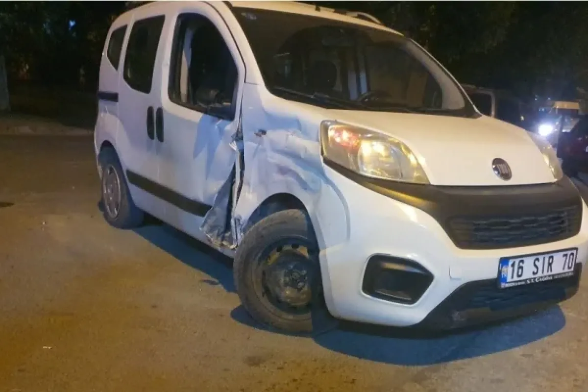 Motosiklet ile hafif ticari araç çarpıştı