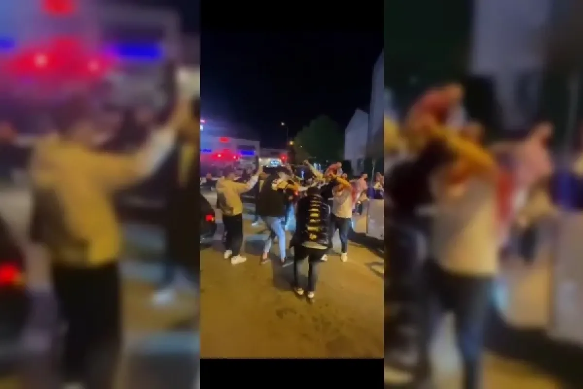 Yolu kapatıp, dakikalarca oyun oynadılar!