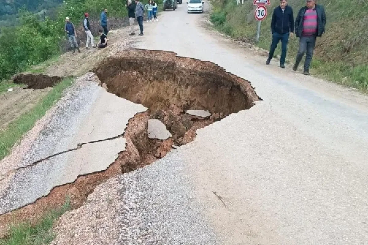 İki mahalle arasındaki yol çöktü