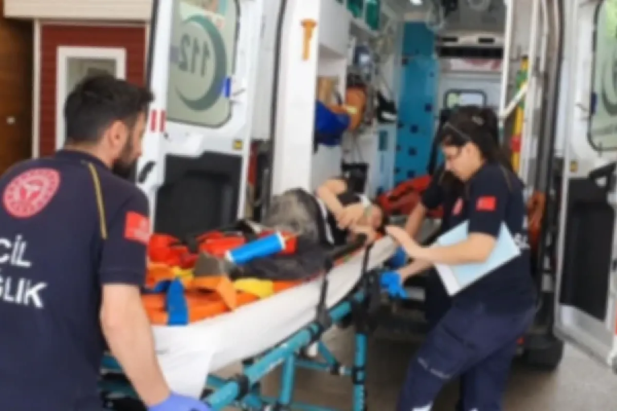 Koşarak yola fırlayan çocuğa hafif ticari araç çarptı