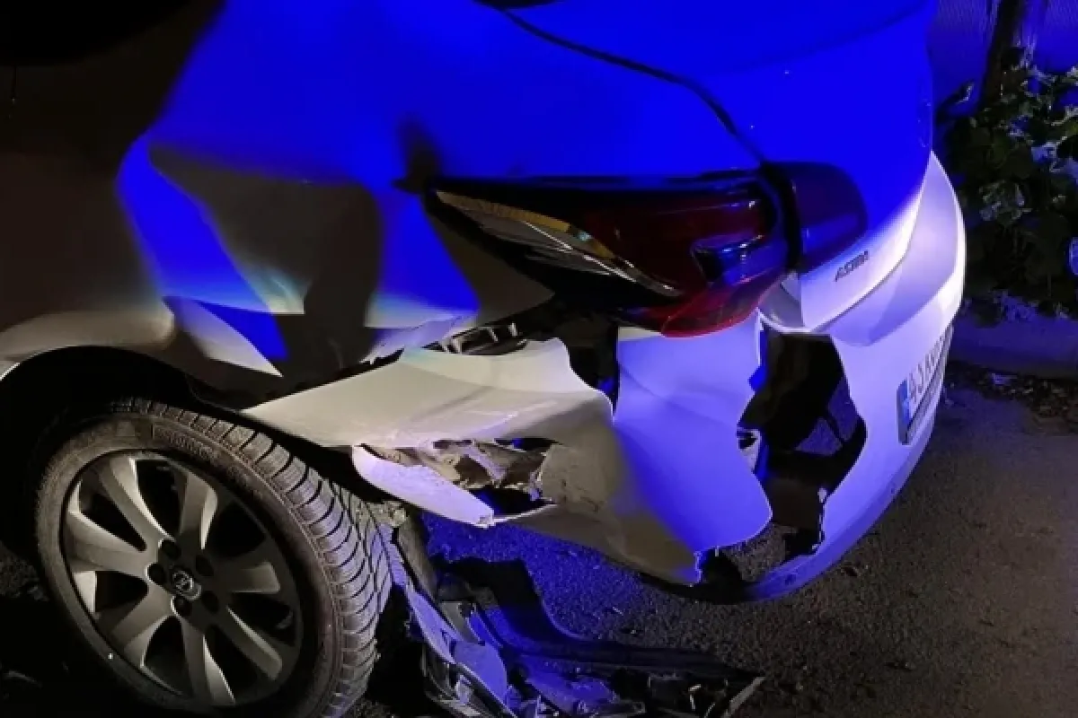 Otomobile çarpıp kaçtı, plakasını kaza yerinde düşürdü
