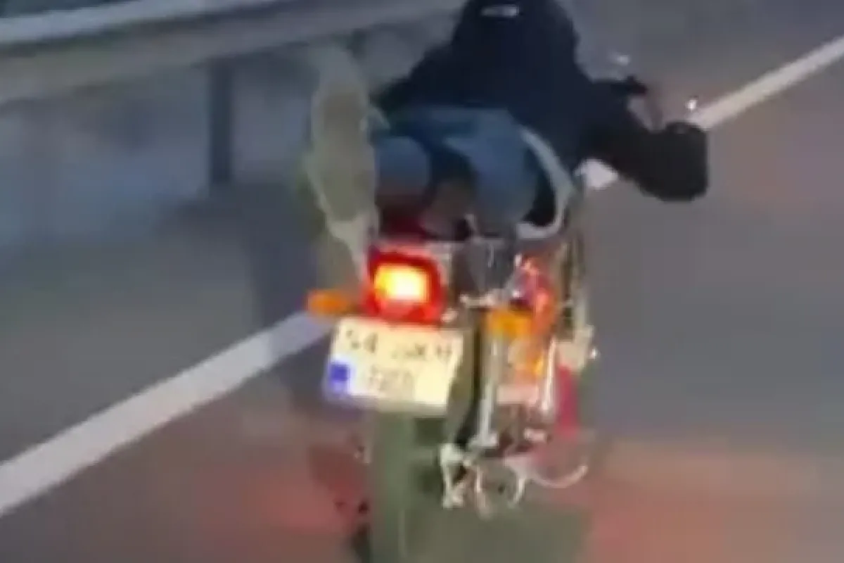 İnegöl'de yatarak motosiklet kullandı; tehlikeye davetiye çıkardı