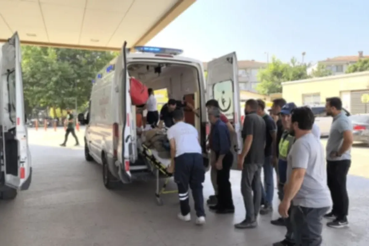 Kontrolden çıkan traktör devrildi: Yaralılar var
