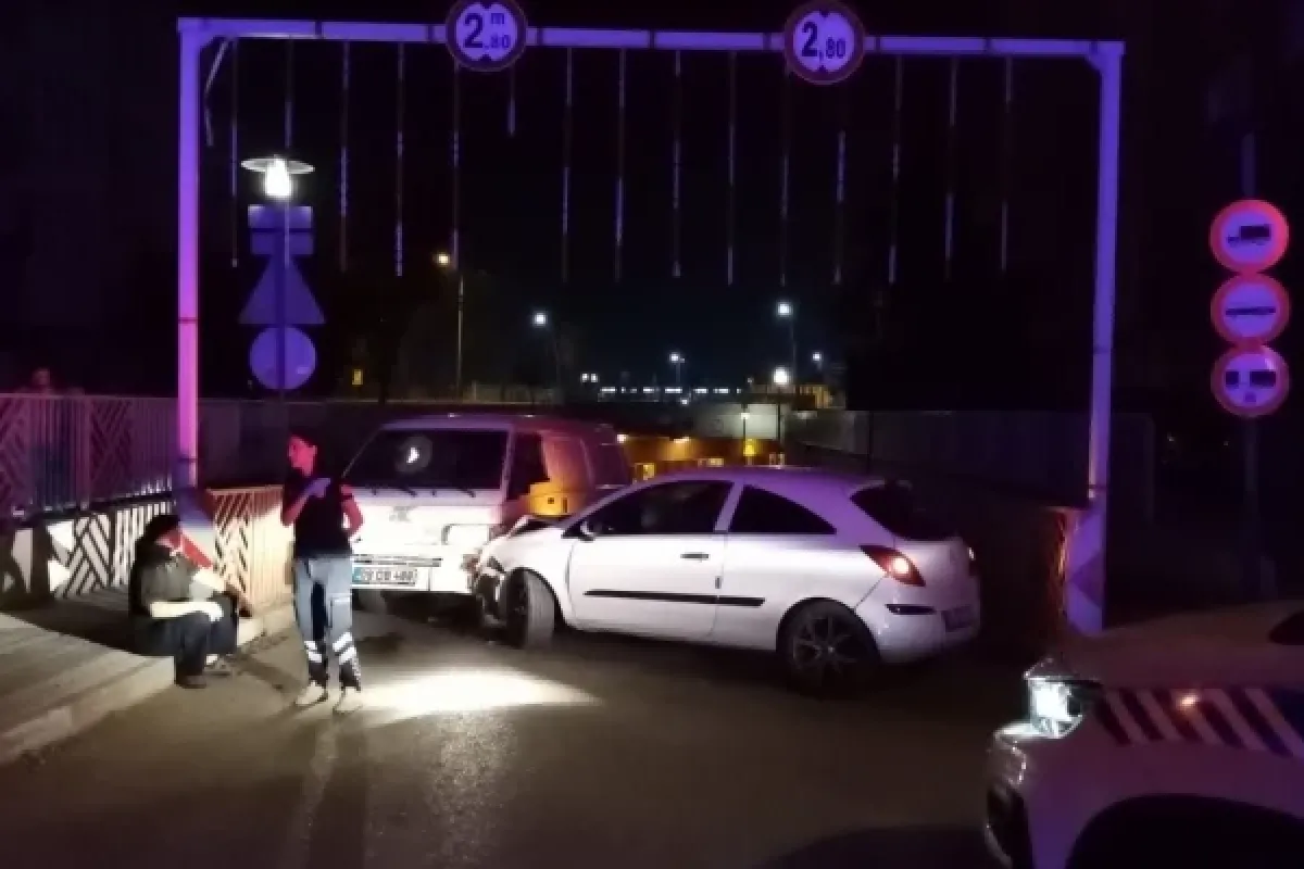 İnegöl'de dur ihtarına uymayan araç kaza yaptı