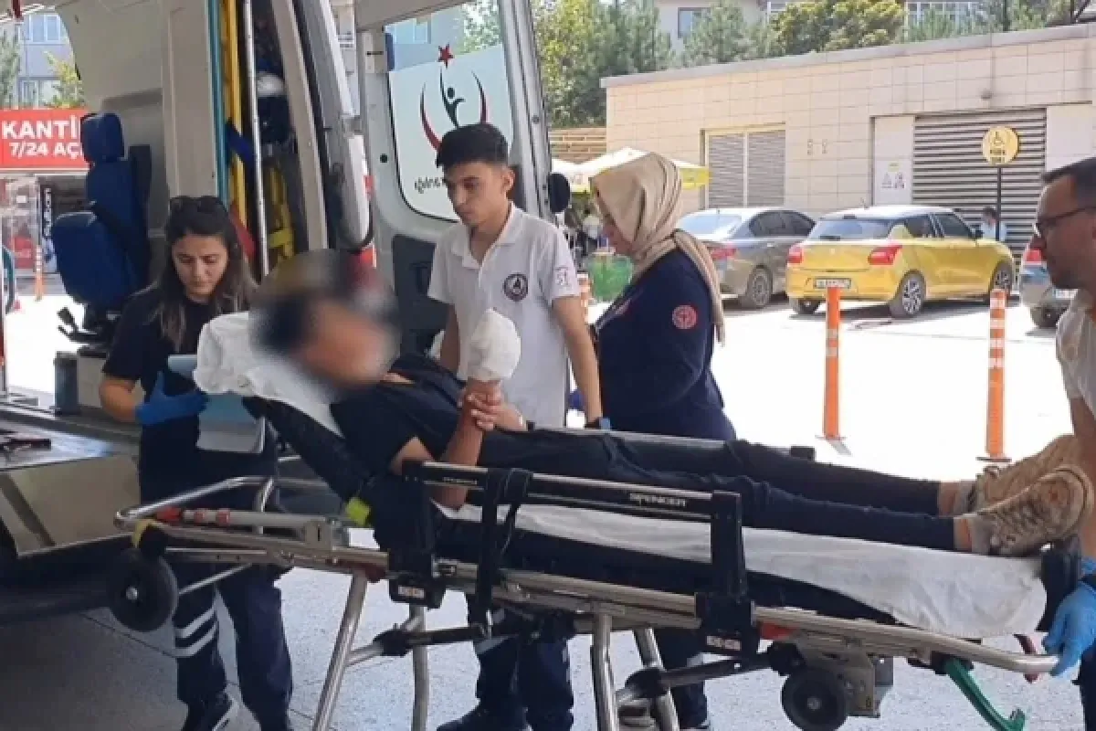 Elini salça makinesine kaptırdı!