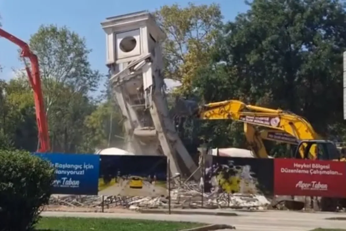 Saat kulesi yıkıldı!