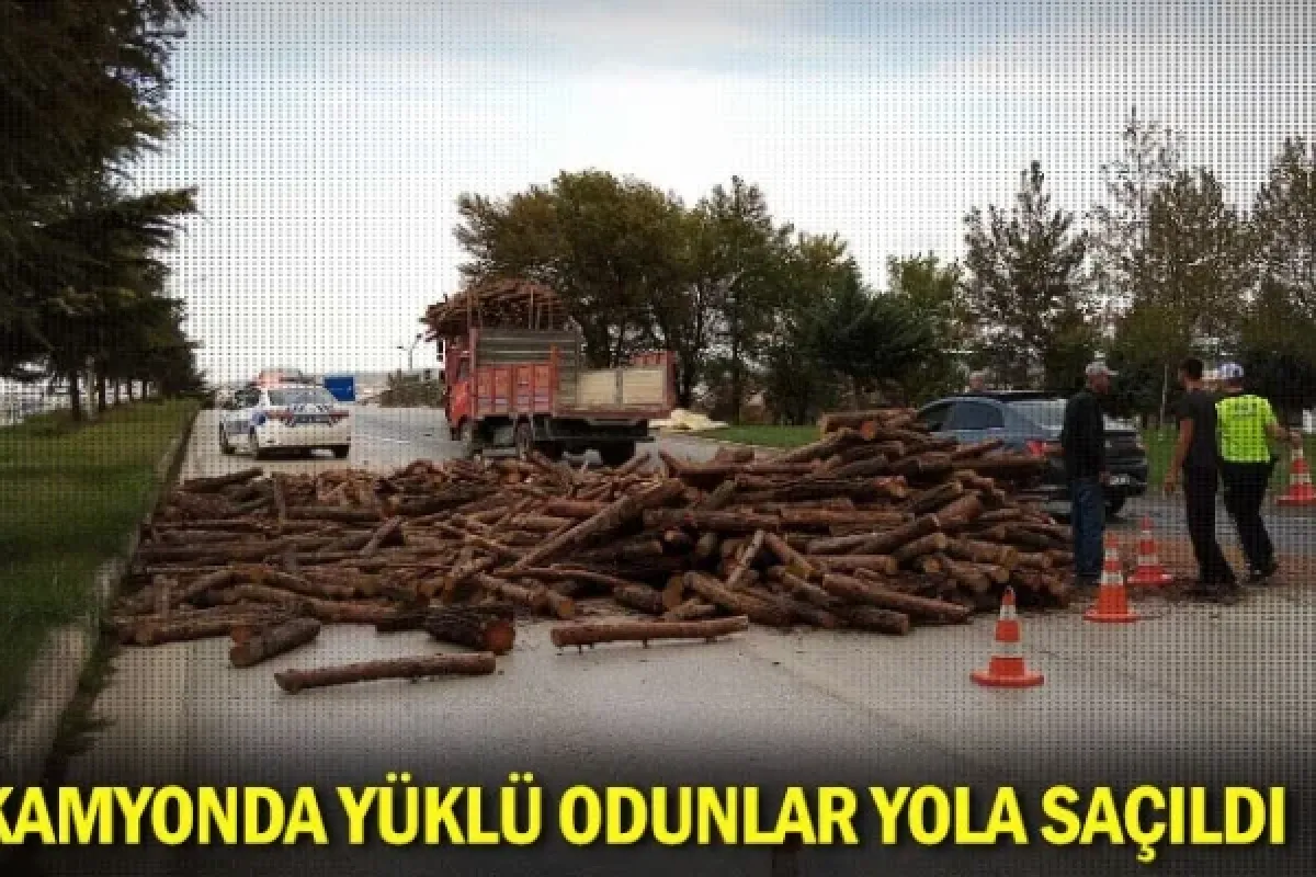 Kamyonda yüklü odunlar yola saçıldı