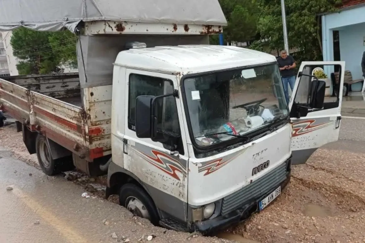 Kamyonet çöken yola düştü