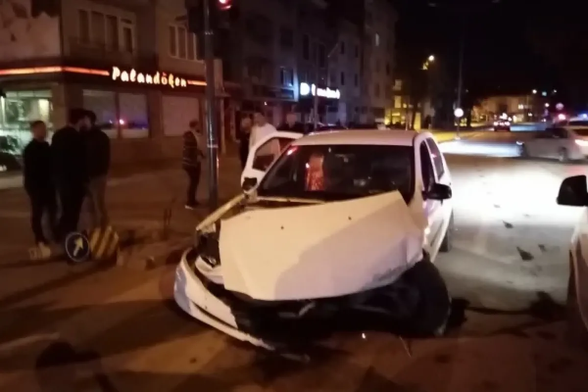 Otomobiller çarpıştı: 3 yaralı