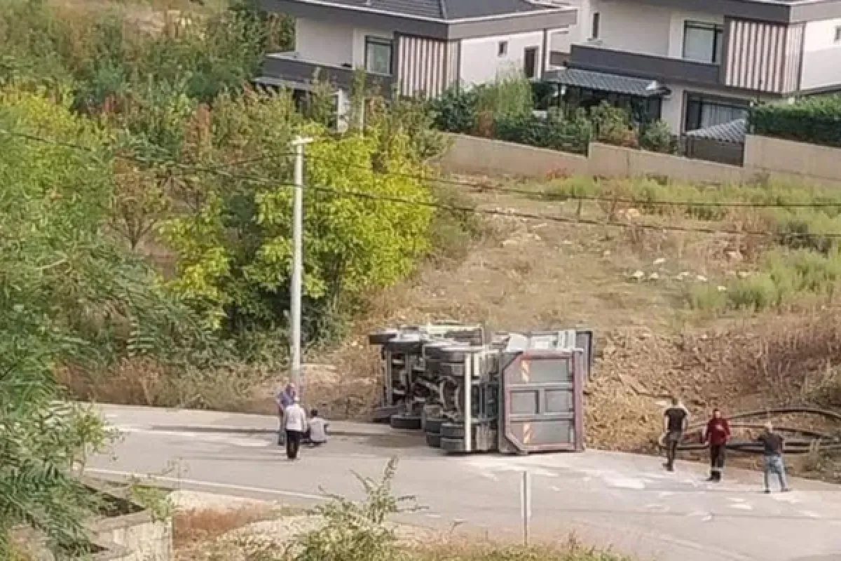 Freni Boşalan Kamyon Devrildi
