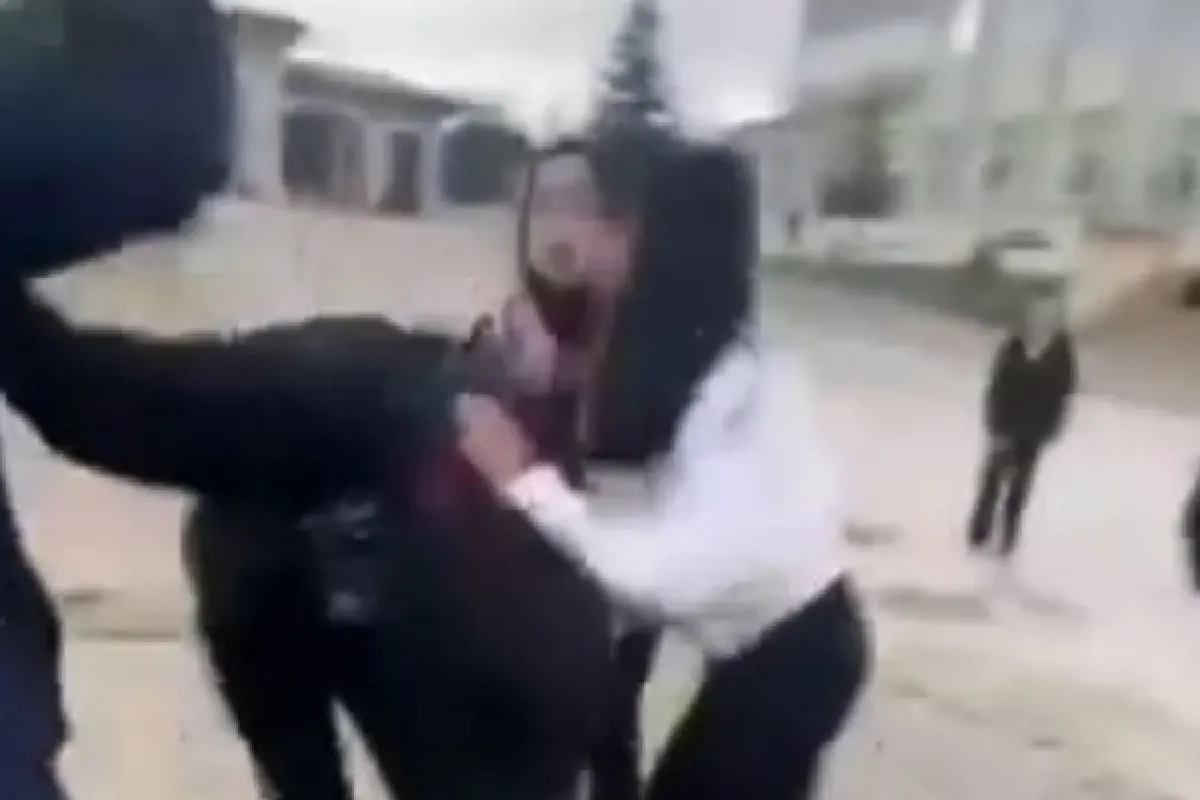 Liseli kızların kavgası kamerada