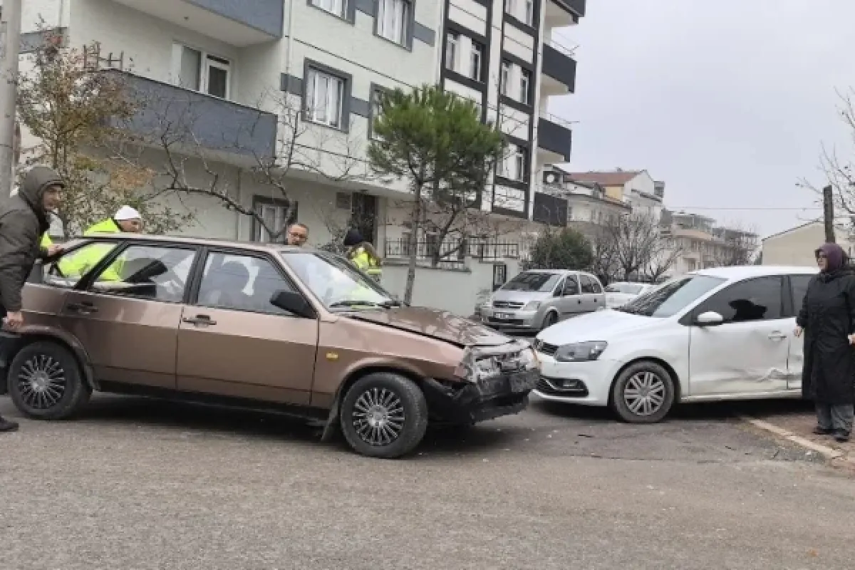 Yine aynı kavşak yine kaza!