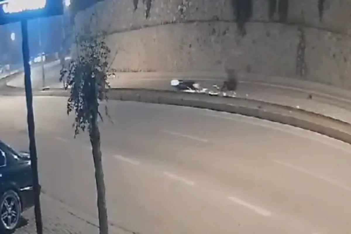 Motosiklet kazası güvenlik kamerasında