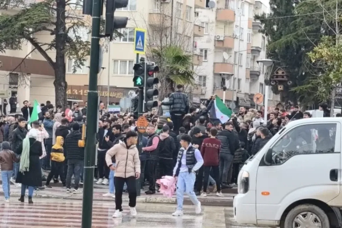 Esad rejimi kontrolü kaybetti,İnegöl'de Suriyeliler kutlama yaptı