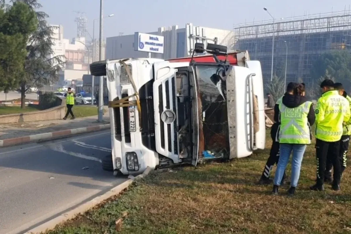 İnegöl'de sunta yüklü TIR devrildi 