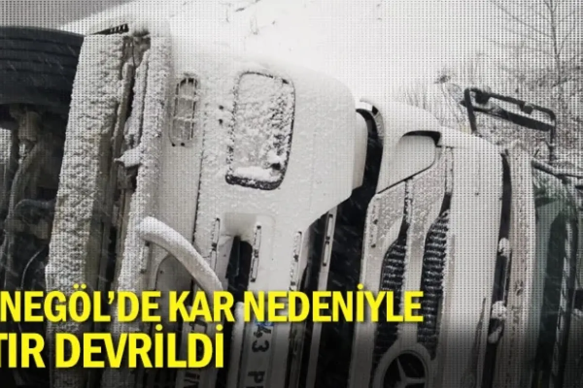 İnegöl'de kar nedeniyle tır devrildi