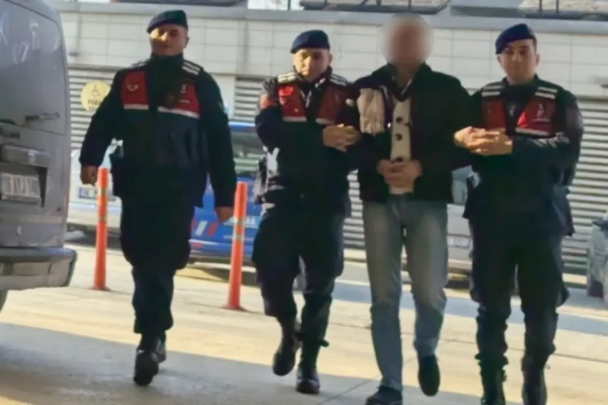 Sahte kimlikle yakalandı