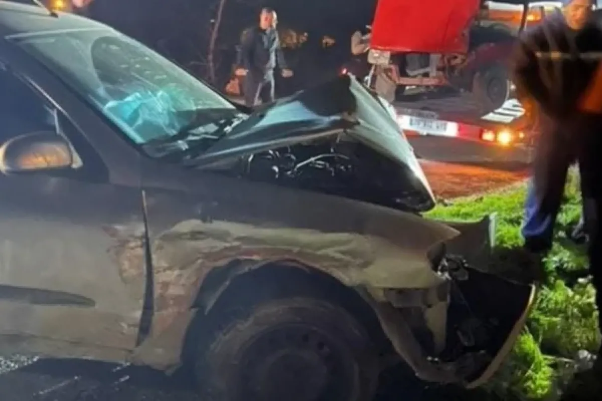 Otomobiller çarpıştı