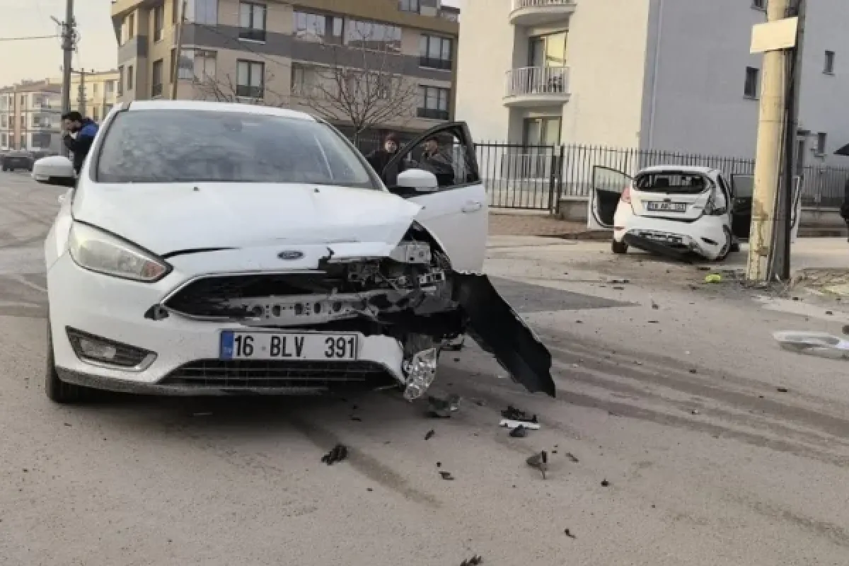 Otomobiller çarpıştı